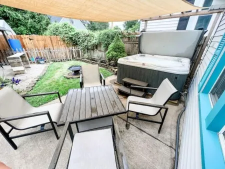 Love Shack Private Hot Tub  Steps to Jet/Town