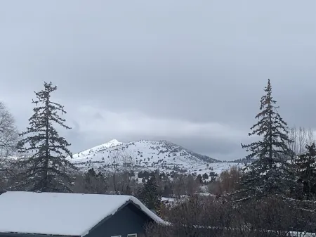 Whitetail cottage! 🦌 Spacious home with game room. Near OIT and SkyLakes. Отели в г. Алтамонт