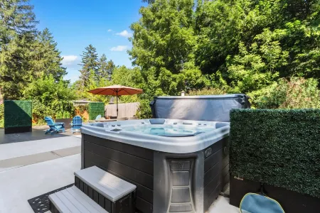 THE ULTIMATE 6 BEDROOM LAKEHOUSE