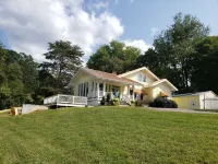 "Historical”Yellow Tea Cup Cottage,Farm setting,Spring H2O,WiFi, Knoxville area 맥기 타이슨 공항 주변 호텔