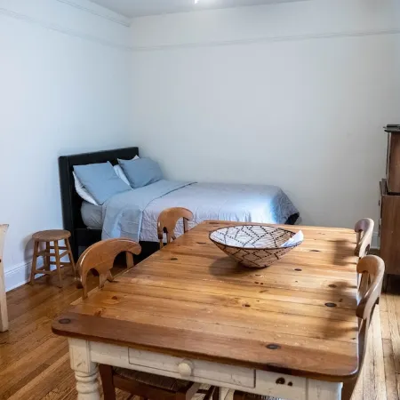 Cozy apartment in beautiful midtown Hoboken! Отели рядом с достопримечательностью «Washington St»
