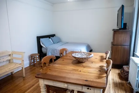 Cozy apartment in beautiful midtown Hoboken! Отели рядом с достопримечательностью «Технологический институт Стивенс»