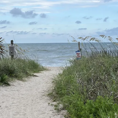 Edisto Beach Peach!—beautiful renovated condo on golf course & close to beaches