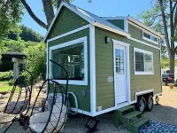 The River's Edge - Tiny Home 3 Hotels in Bellevue