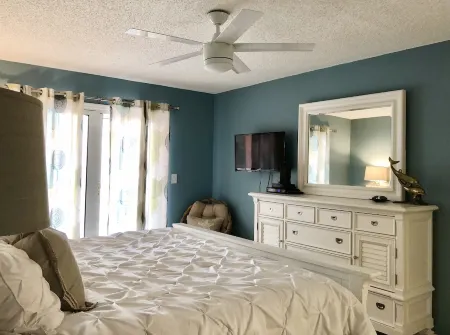 Newly Renovated 2-Bed, 2-Bath Condo on Indian Shore Beach! Read Description!! Отели рядом с достопримечательностью «Тики Гарденс - Индиан-Шорс Бич Аксесс»