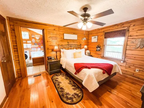 Relax @ Mt. Melody Log Cabin. Brand New Hot Tub and Masterbath. by Trout Stream