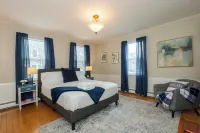 Re-listed: Adorable Condo Beverly - Salem - Halloween