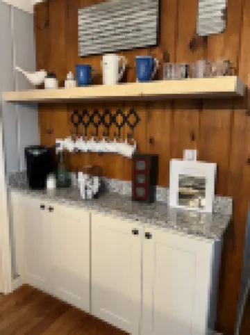 Linny’s Lake House with Dock Hotels in Southwick