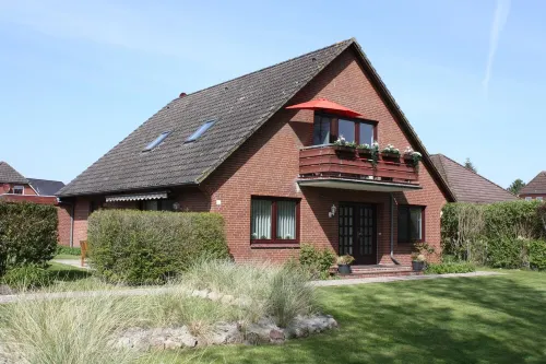 90 sqm bright, child-friendly apartment Hotels in Vollerwiek