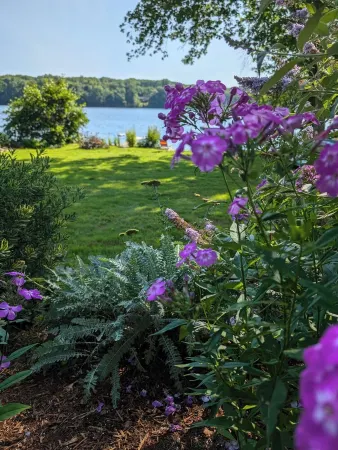 Spacious modern home on private lake Отели в г. Андовер