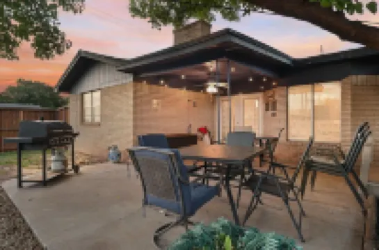 Sleeps 19 ♨Hot Tub♨Game Room!♨3 TVs ♨Fun Backyard♨Central♨