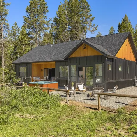 Modern Mtn Retreat: Lakefront, Direct Beach Access & Hot Tub by Tamarack Resort