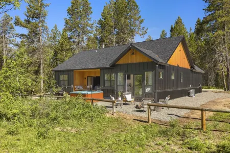 Modern Mtn Retreat: Lakefront, Direct Beach Access & Hot Tub by Tamarack Resort