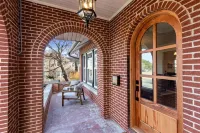 Tudor on Austin Ave - HOT TUB - 5 mins to Silos & McLane Stadium