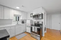 Clean, updated 2-bedroom home, 5 min walk to beach, pets ok, onsite parking! - Boutique