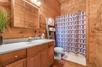 Blue Ridge Mountain Cabin; chill vibes, scenic views, nearby hiking and wineries