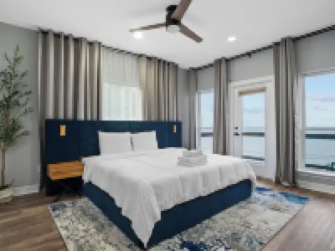 Waterfront Home w/ Views - Hot Tub + Movie Theatre Hotels in Bacliff