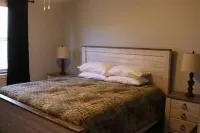 Athens city townhouse, 2 king masters, 2.5 baths, FREE WIFI, Smart TV, 20