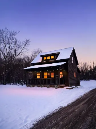 Cozy Catskill Cabin w/ 10-minute Walk to Downtown Catskill Отели в г. Катскилл