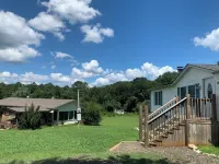 Scenic Mountain Views 4 Bed 2 Bath