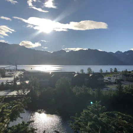 Gorgeous new, 1 bd luxury  apt, offering stunning views of the mountains and bay