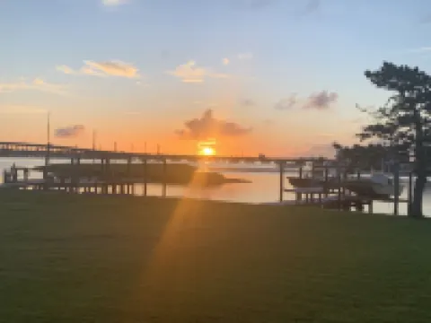 Biggie's Bungalow - Waterfront House with Dock - 4-Star