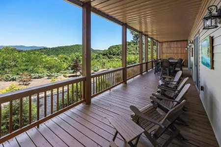 New Modern Mountain Condo with Vista Mountain Views, Large Deck, Washer & Dryer!