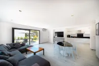 LUXURIOUS NEW VILLA 4 BEDROOMS HEATED POOL 8 PERSONS