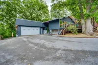 Private Wooded Space Downtown Johnson City• DoughBoys•King•Qn•Gameroom•Firepit - Boutique