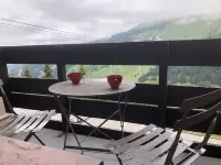 SKIS ON FOOTS-WIFI- GARAGE (optional) -NICE VIEW-2 ROOMS Hotels in Les Allues