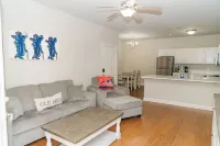 Hotty Toddy! Newly Renovated 2 Bedroom, 2 Bathroom. Walk to Grove! 1st Floor.
