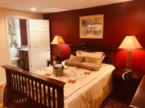 Cameron Charmer pristine downtown apt with double master suites