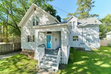 Discover stunning Northern Michigan from the comfort of the Port City Cottage