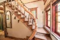 Fairytale Themed Secluded Cabin- Pets ok, King Bed, Fast Wi-Fi!