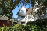 Light-filled, comfortable apartment in a quiet central location - close to the beach - breakfast