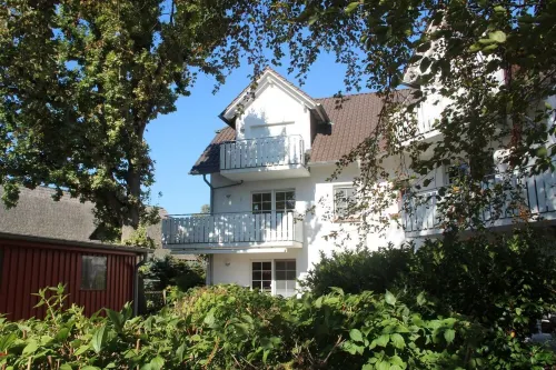 Light-filled, comfortable apartment in a quiet central location - close to the beach - 3-Star