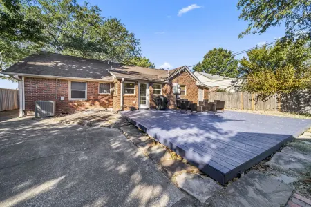 3BR/3BA 1940s Bungalow Near Expo Square. Pet friendly! Отели рядом с достопримечательностью «Expo Square»