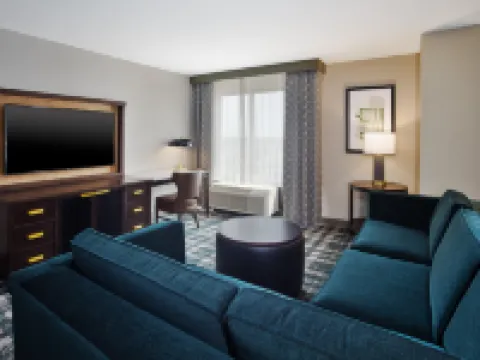 ダブルツリー バイ ヒルトン ランシング ランシングのホテル