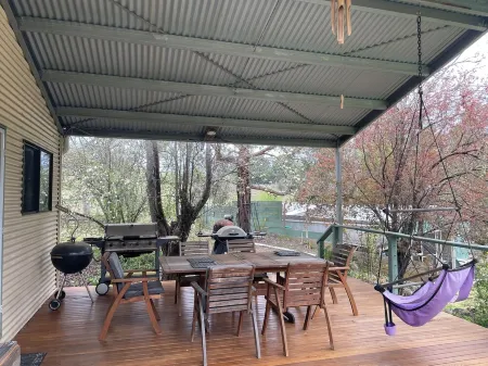 Enjoy Alpine Lifestyle at Mesley Manor, in heart of Omeo, close to Bike Trails