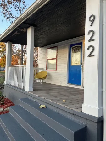 Art Pennington 4-bedroom house with WiFi in Cedar Rapids NewBo / Czech Village Отели в г. Сидар-Рапидс