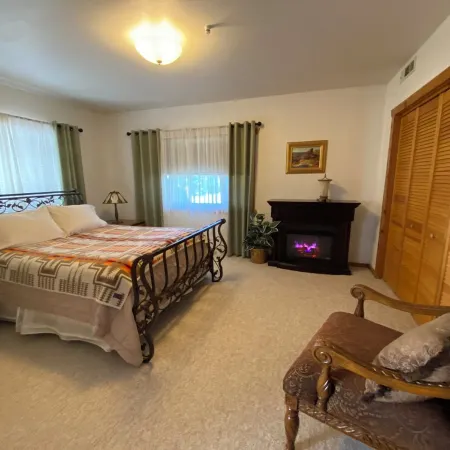 GreyWood… Awe Inspiring Authentic Log Home in East Glacier Park!