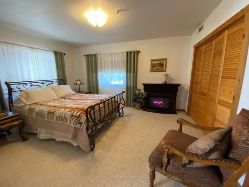 GreyWood… Awe Inspiring Authentic Log Home in East Glacier Park! - 2-Star