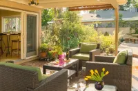 Private Garden Home with Large Saltwater Pool,  Serene Office, Fireplace etc. Hotel berhampiran Van Nuys Amtrak Metrolink