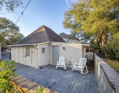 2/1 Historic Carriage House Walking Distance to Downtown