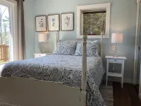 Cozy Yet Modern Cottage. Pet Friendly. 1.3 Miles to Town. Mountain Views.