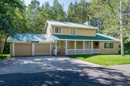 A comtemporary home that is great for families & large groups just 6 miles North