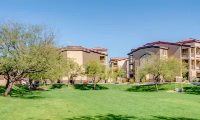 Resort Style Vacation Condo スーパースティション・ゲートウェイ・ウェスト周辺のホテル