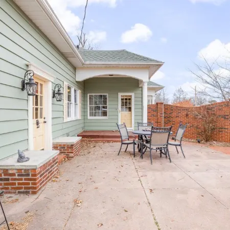 3-bedroom house in nice downtown Farmington with AC, WiFi, nice outdoor spaces!