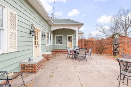 3-bedroom house in nice downtown Farmington with AC, WiFi, nice outdoor spaces!