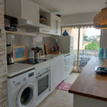 Flat with air-conditionning, close the town-center, the beaches,private parking.